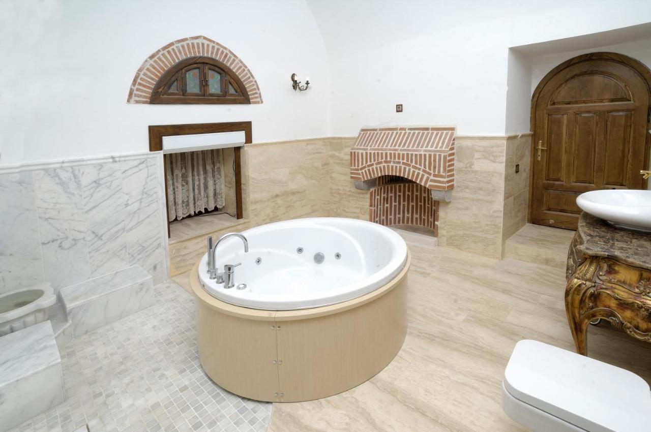 Cesme Kanuni Kervansaray Historical Hotel Екстер'єр фото