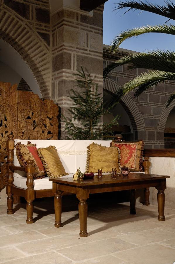 Cesme Kanuni Kervansaray Historical Hotel Екстер'єр фото