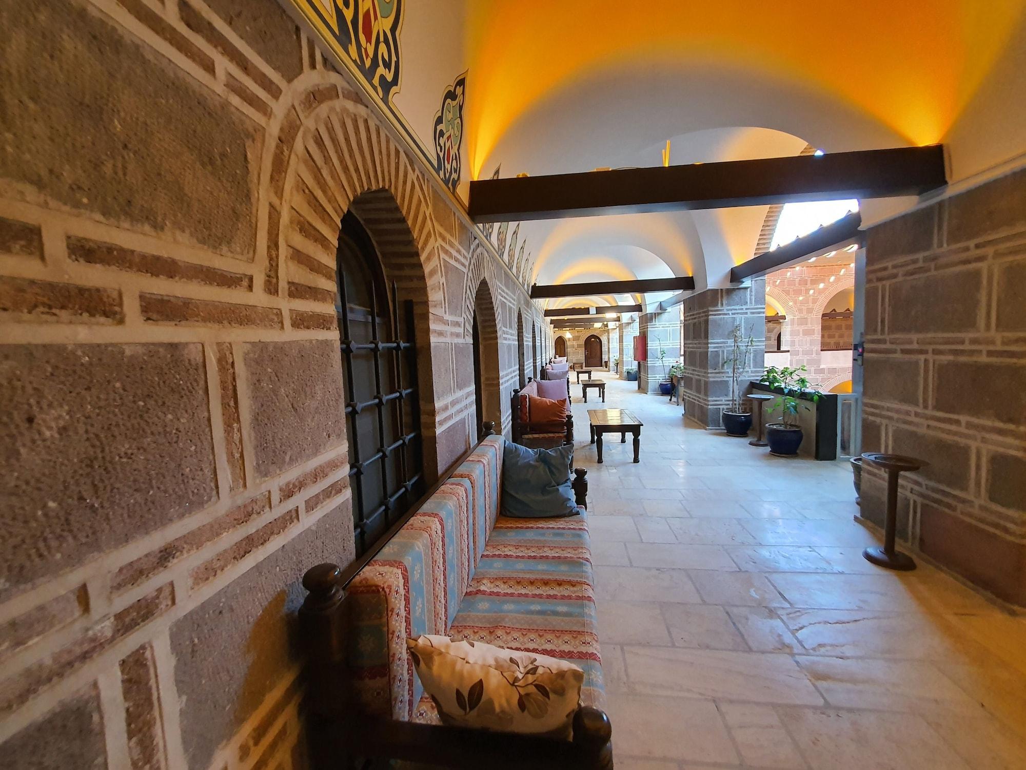Cesme Kanuni Kervansaray Historical Hotel Екстер'єр фото