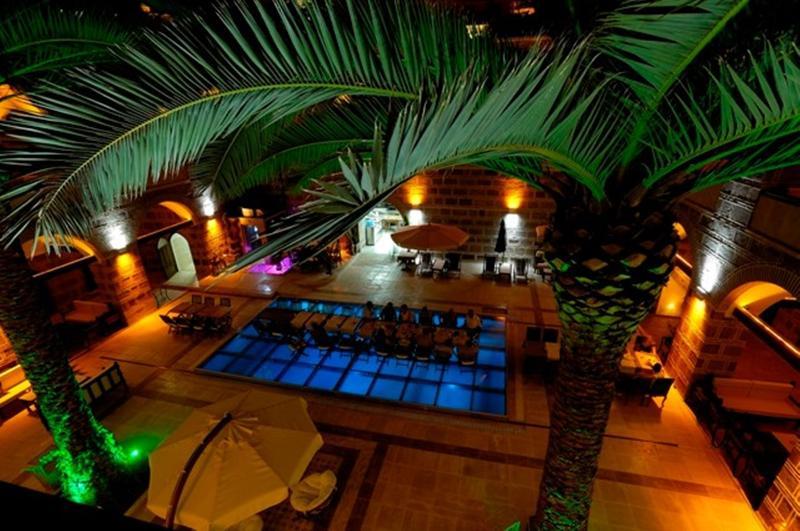 Cesme Kanuni Kervansaray Historical Hotel Екстер'єр фото